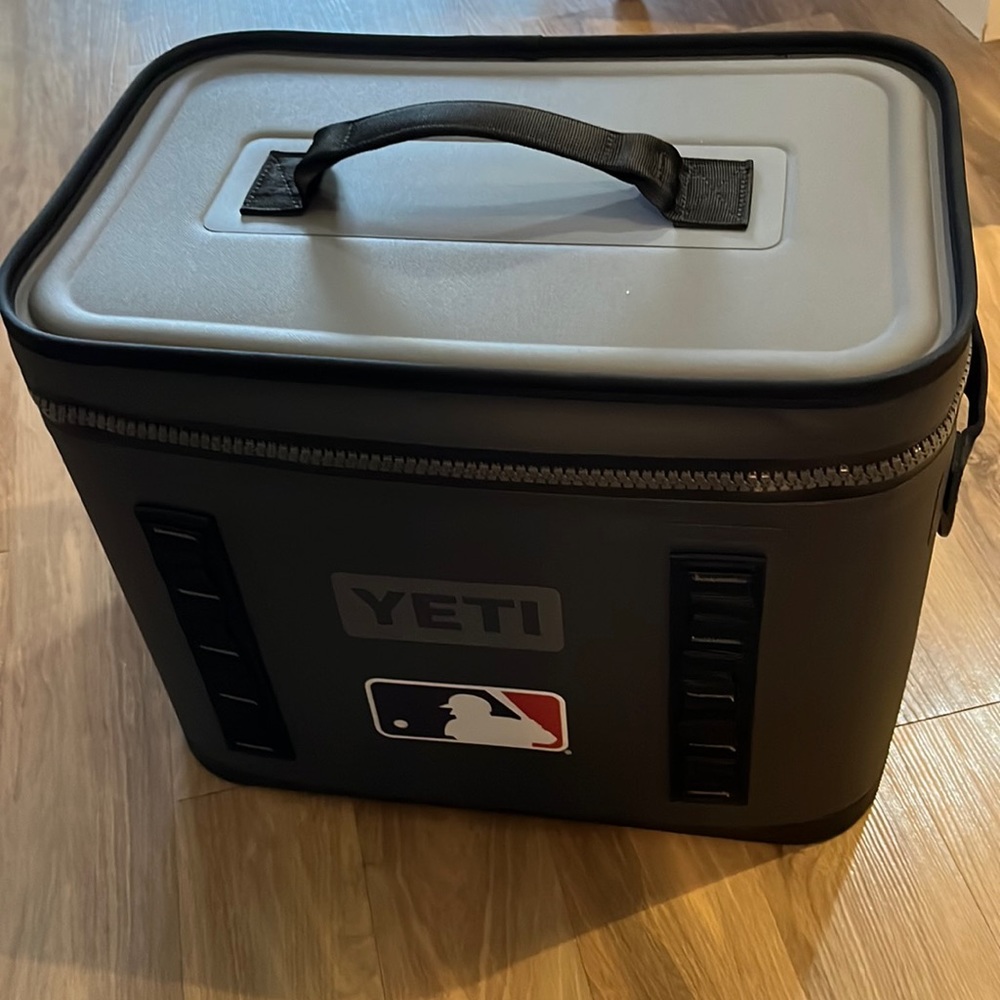 BNWT Yeti Hopper 18 - Custom MLB logo